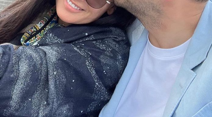 Po 3 neuspelih zakonih in dolgih letih samskosti 59-letna zvezdnica v srečni zvezi