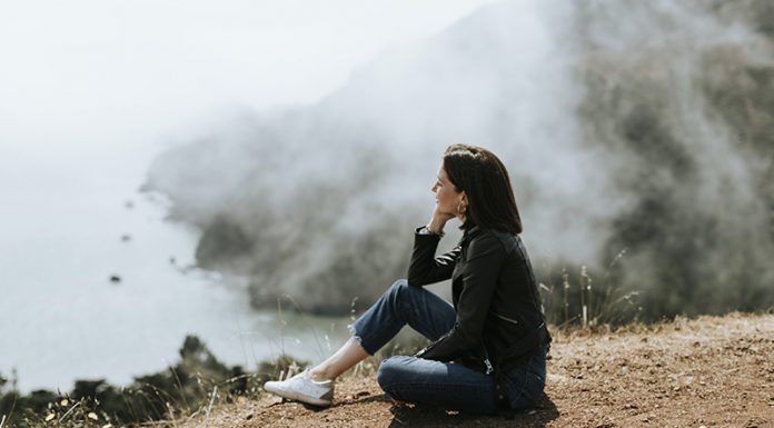 Deklice brez gnezda: V iskanju poti do odraslih otrok