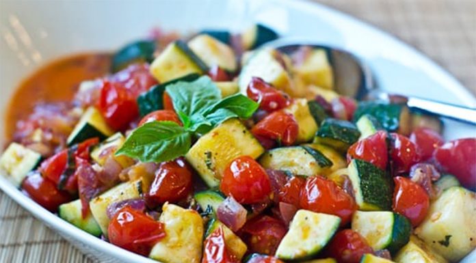 Recept: Hrustljave dušene bučke s češnjevim paradižnikom in čebulo