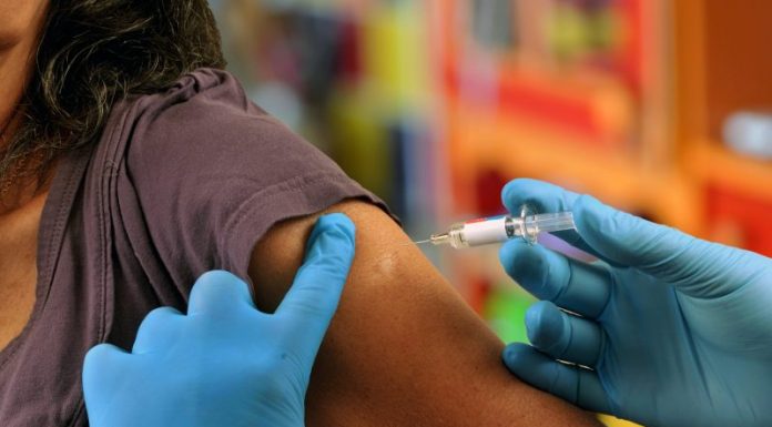 Prihajajo cepiva, ki se sama širijo med ljudmi