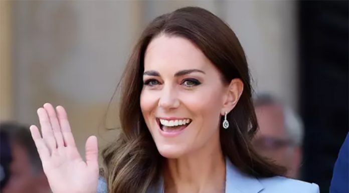 Kate Middleton brezhibno elegantna tudi med igranjem nogometa