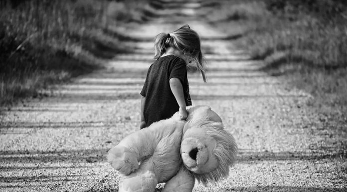 Kako travme v otroštvu ustvarijo odvisne odnose v odrasli dobi