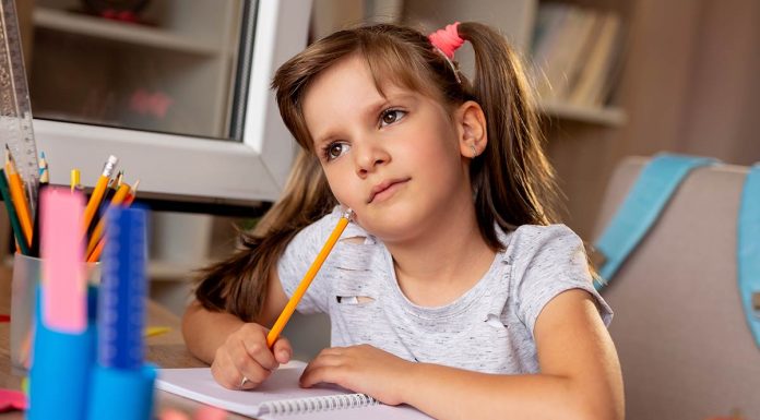 Tako lahko naučite svojega otroka veščin kritičnega razmišljanja