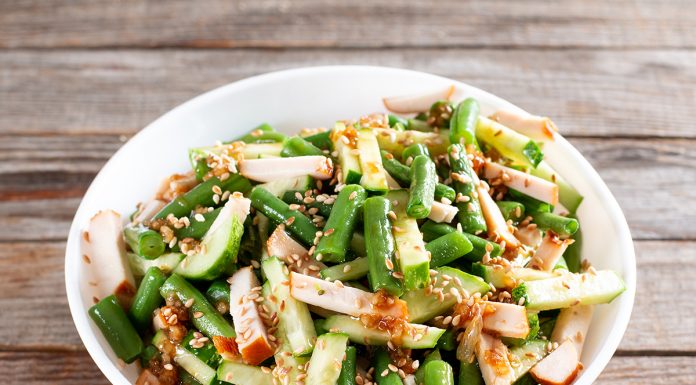 Recept: Solata s piščancem, stročjim fižolom in kumarami