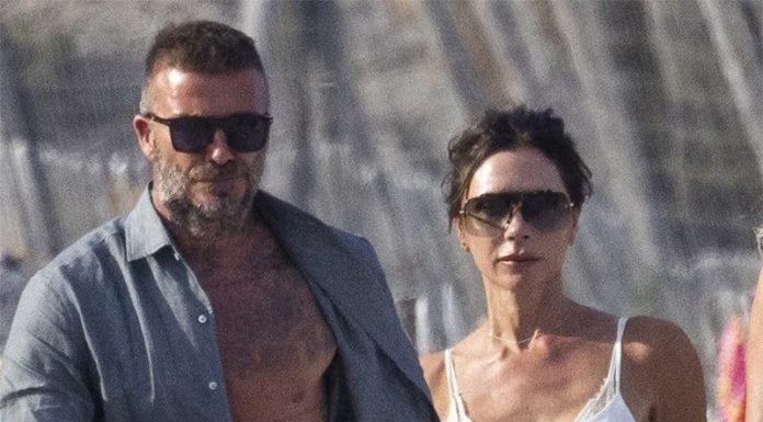 Če bi rade na plaži izgledale totalno šik, se zgledujte po Victorii Beckham