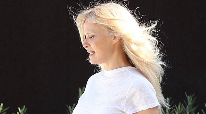 Pamela Anderson zamenjala ljubke poletne natikače za kontroverzen model Balenciaga
