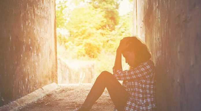 Kaj storiti, če sumite, da je vaš najstnik zapadel v depresijo