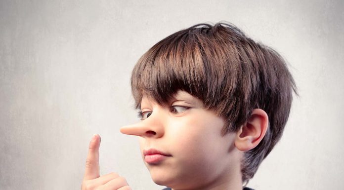 Ste svojega otroka ujeli na laži? Kako obvladati situacijo?