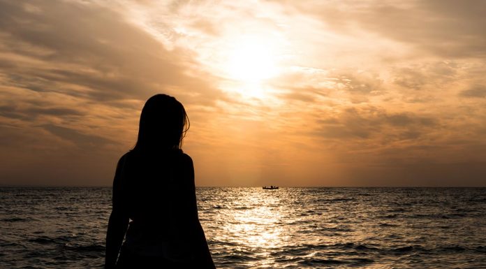 5 načinov, kako utišati svoj um in slediti poti, ki vam jo je začrtalo vesolje opazovanje-neba