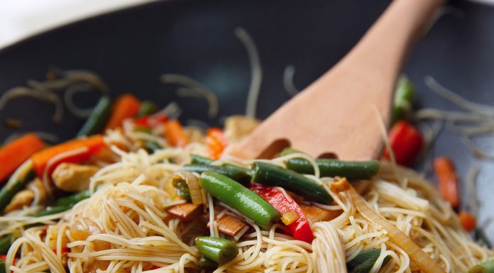 Recept: Riževi rezanci s piščancem