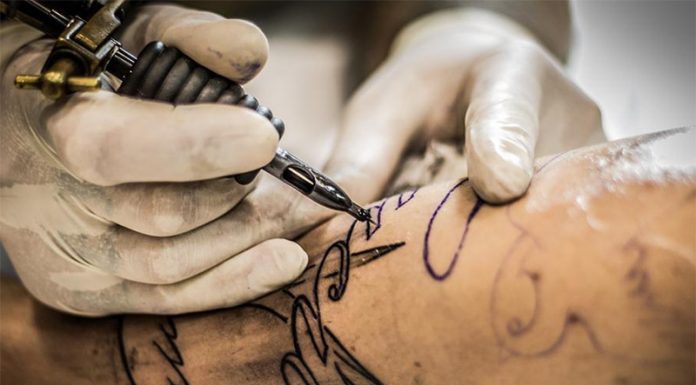 Raziskava: Črnila za tetovaže vsebujejo rakotvorne kemikalije
