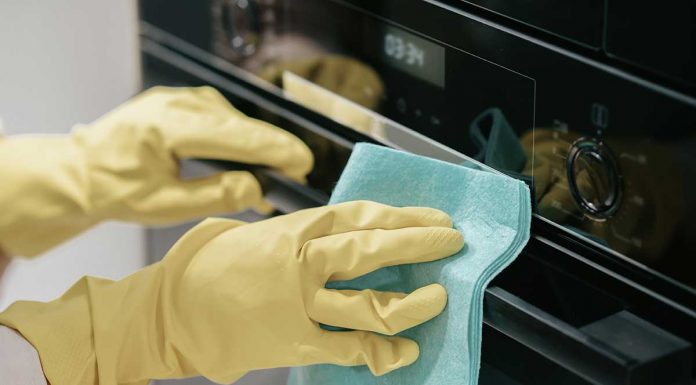 Kako očistiti pečico z limono – hiter trik