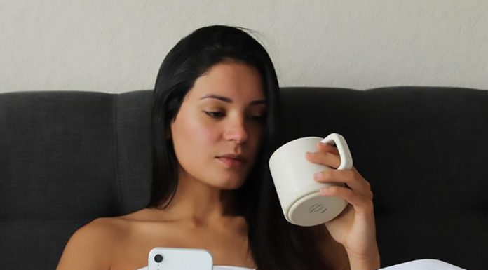 Ženske, zaradi pitja kave se vam lahko zmanjšajo prsi