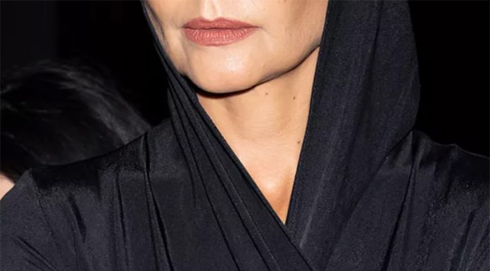 43-letna zvezdnica na NY tednu mode šokirala z uhanom v nosu in dolgi, gotski črni obleki
