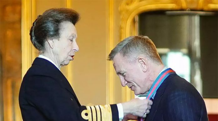 Daniel Craig prejel kraljevo priznanje od princese Anne