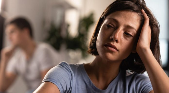 5 znakov, da se moški pretvarja, da vas ljubi