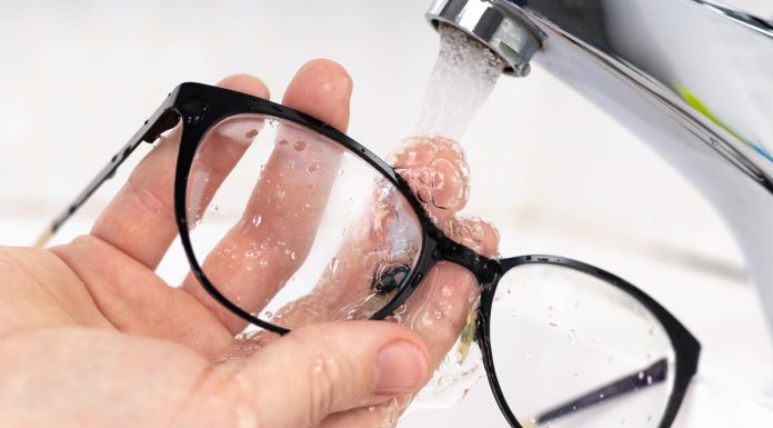 Tako boste najbolje očistili svoja očala