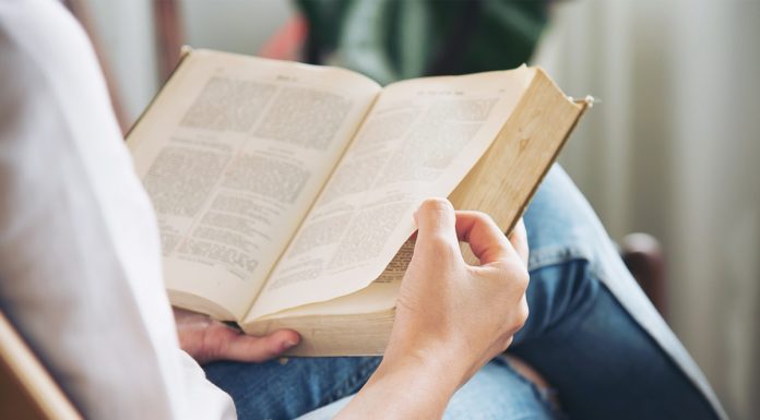 Branje za lajšanje stresa: 5 razlogov, zakaj bi morali brati knjige