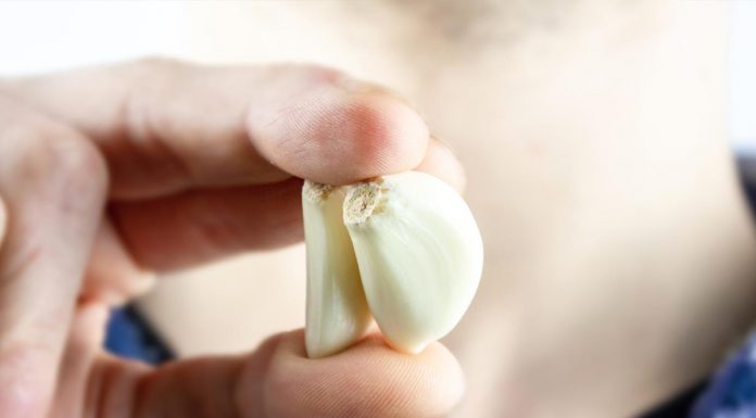 Kako odstraniti vonj po česnu z rok?