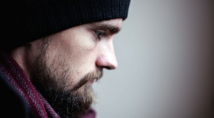 Zakaj vas tako skrbi, kaj si drugi mislijo o vas (in kako prenehati)