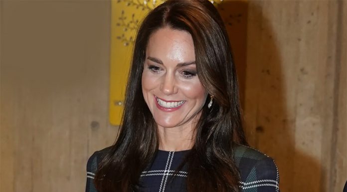 Kate Middleton je na svoji prvi obveznosti v Bostonu nosila obleko iz tartana