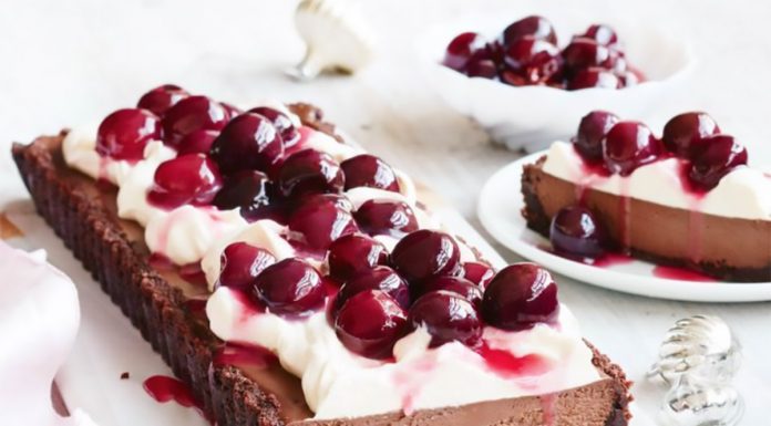 Recept: Čokoladni cheesecake s češnjami