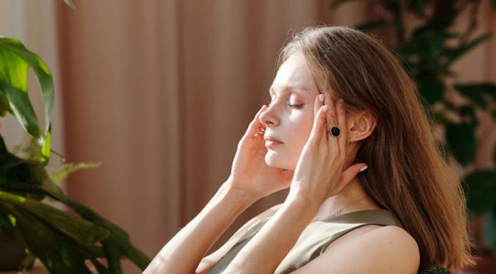 Glavobol lahko odpravite na naraven način: to so najboljša 4 eterična olja proti glavobolu