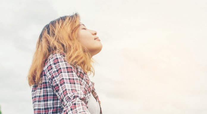 Tako se nemudoma sprostite z dihalnimi vajami