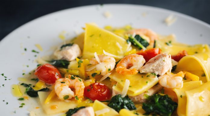 Recept: Široki rezanci s kozicami, limono in česnom