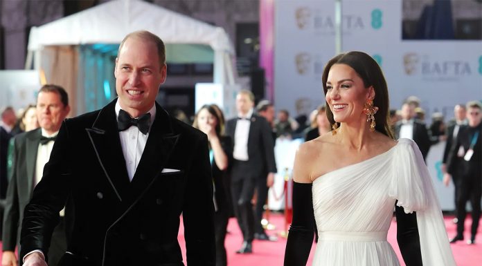 Kate Middleton na podelitev nagrad Bafta prinesla kraljevski glamur v elegantnih opernih rokavicah