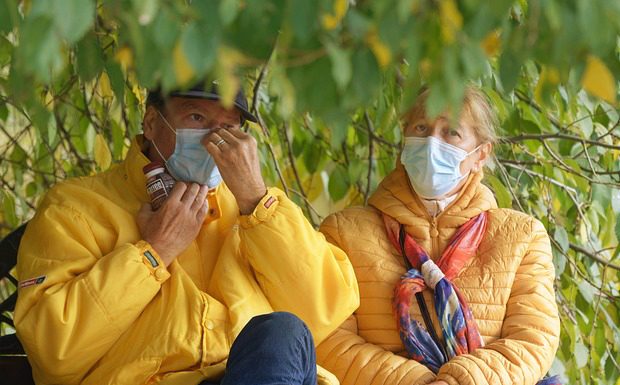 Študija: neprivlačni ljudje nosijo maske tudi po koncu pandemije