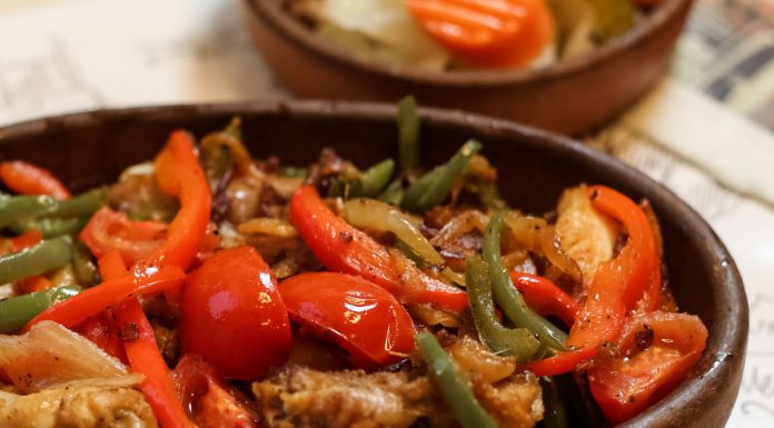 Recept: Piščanec z dušeno papriko in paradižnikom