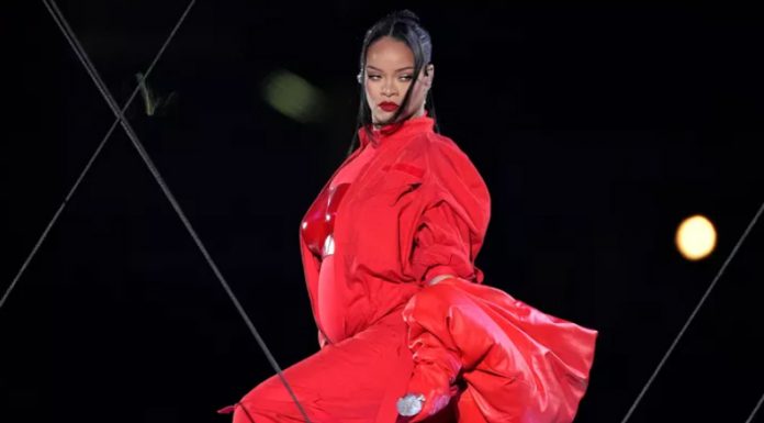 Rihanna je drugič noseča – na nastopu je vse presenetila, ko je razkrila trebuh