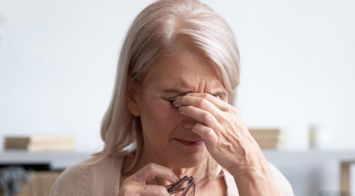 Kaj je sindrom suhega očesa in kako si lahko pomagate?