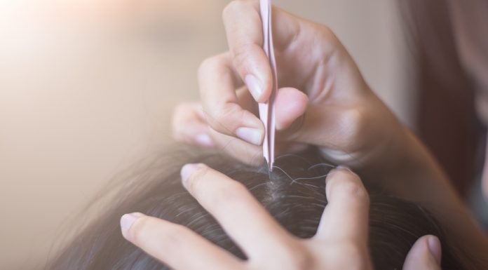 Zakaj si pulimo prve sive lase?