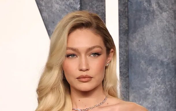 Gigi očarala v barvi prihajajoče sezone v stilu starega hollywoodskega glamurja