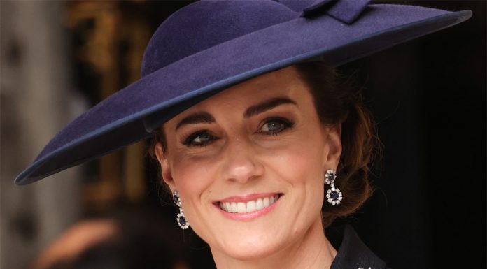 Kate Middleton brezhibno elegantna v kostimu s krilom Erdem
