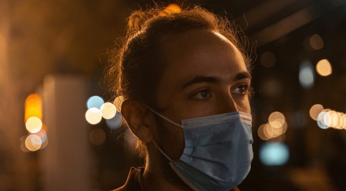 Nošenje mask ni prineslo nobenih koristi. Se bomo končno kaj naučili?