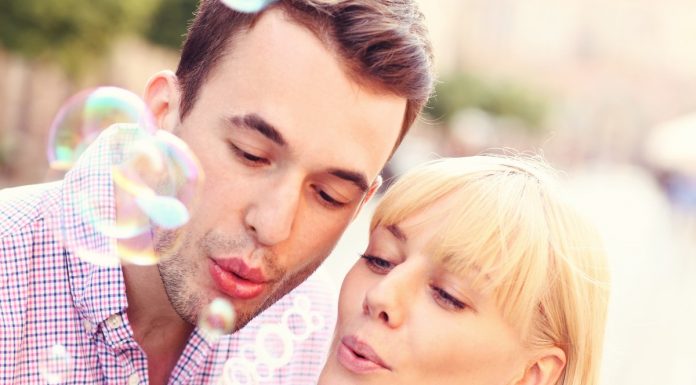 Z malo nostalgije bi lahko vaš odnos postal bolj ljubeč