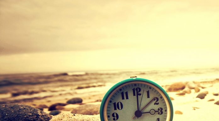 Razlogi, zakaj ne bi smeli brskati po partnerjevi preteklosti