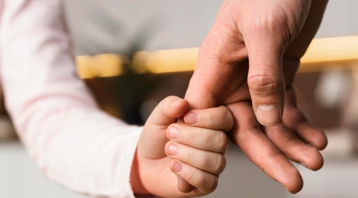 5 načinov, kako lahko preveč zaščitniški starš vpliva na otroka