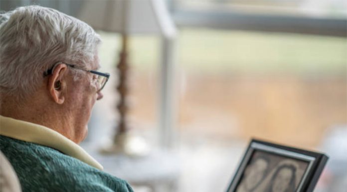 Učinek vdovstva: ali lahko žalovanje povzroči smrt preživelega partnerja?