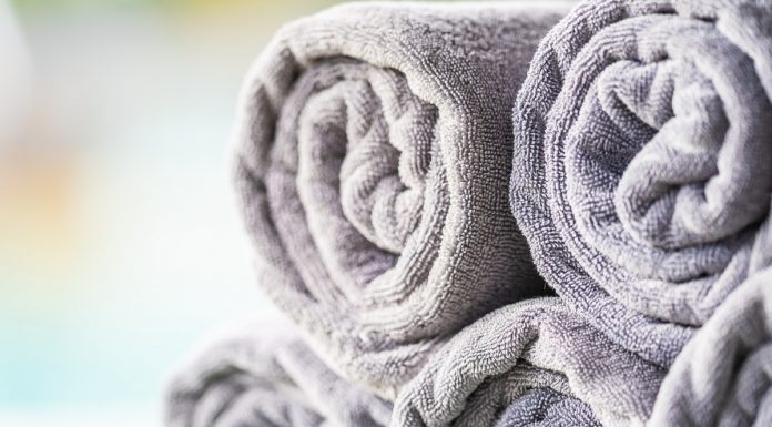 4 preprosti triki za čiste, sveže kopalne brisače