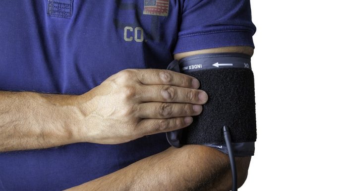 Visok krvni tlak pri 30-ih predstavlja nevarnost za zdravje v starejši dobi