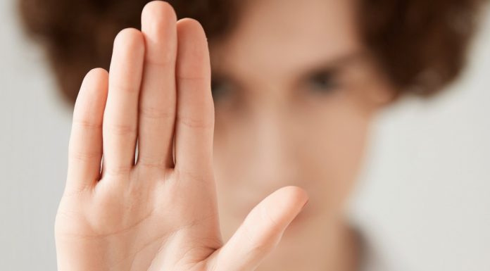 Tako se duševno močni ljudje spopadajo z zavrnitvijo