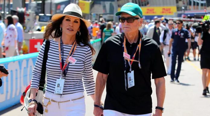 Po 22 letih zakona se še vedno zaljubljeno držita za roko