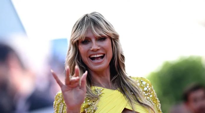 49-letna bivša manekenka in mati 4 otrok na novi drzni fotografiji pozira le v tangicah