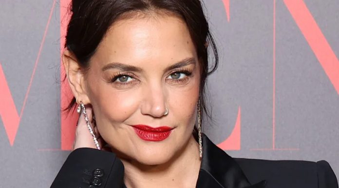 Katie Holmes je v Cannesu očarala v črni obleki in rdeči šminki