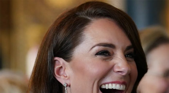 Kate Middleton je na predvečer kraljevega kronanja nosila kraljevsko modro obleko