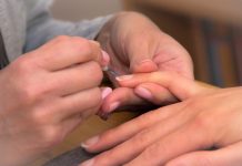 Kaj barva vaših nohtov pove o vašem zdravju